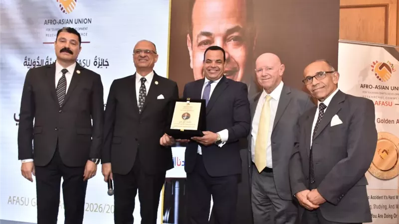 تكريم الاعلامى ايمن عدلى ضمن نخبة رواد الابداع