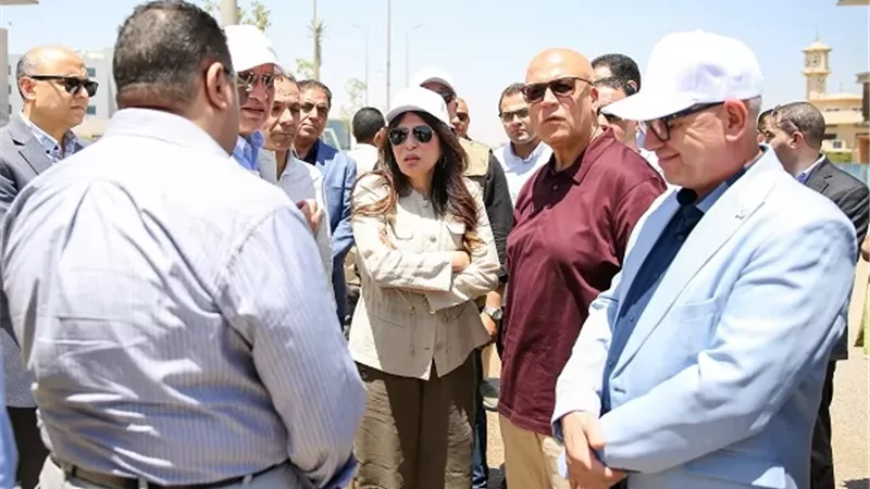 وزيرة الإسكان تتفقد أعمال التطوير والزراعة بمحور التسعين الشمالي