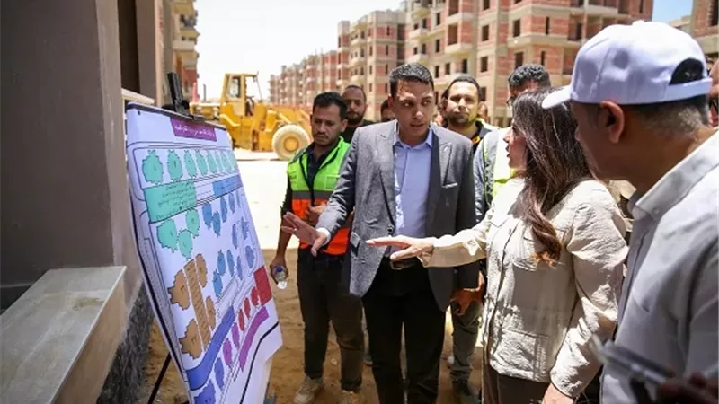 وزيرة الإسكان تتفقد مشروع “ديارنا” بالتجمع الثالث
