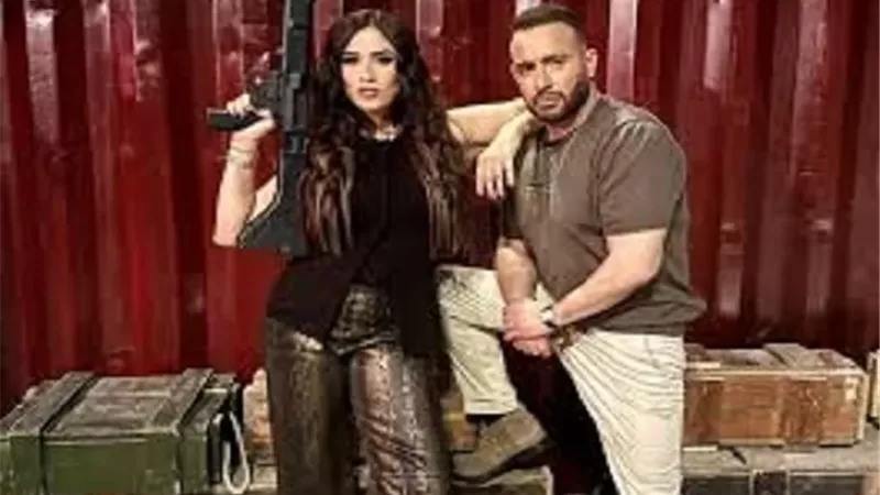 السقا وياسمين عبد العزيز ينتظران عرض 