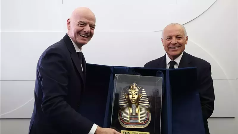 إنفانتينو يمنح أبو ريدة درع كأس العالم وتوت عنخ آمون هدية الجبلاية