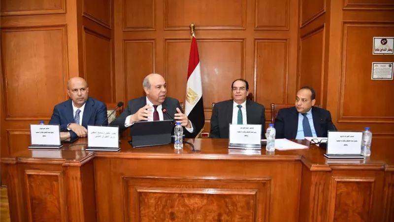 الحفنى يستعرض استرتيجية تطوير الطيران .. أمام الشيوخ