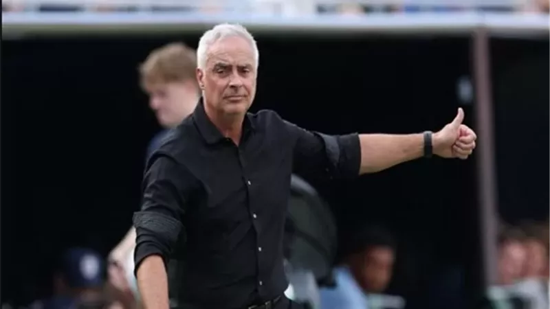 كأس العالم| فيفا يحتفي بإنجاز دارين بازيلي مدرب نيوزيلندا