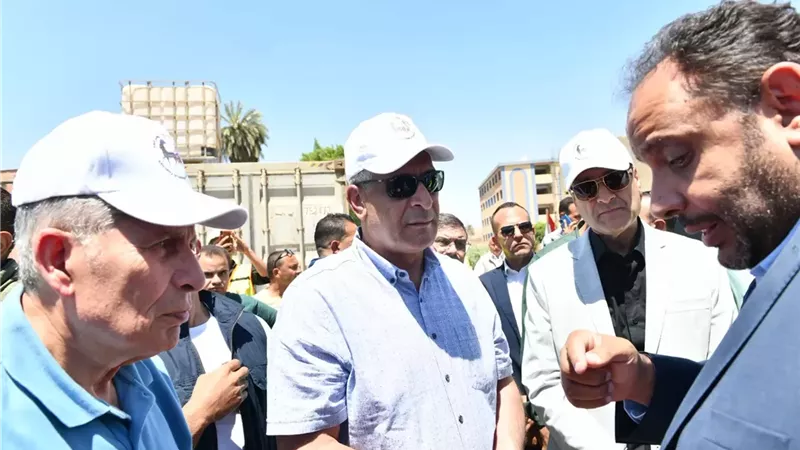 وزير الإنتاج الحربي يتابع مشروعات المبادرة الرئاسية 