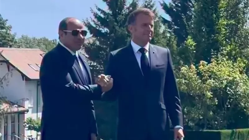 ماكرون يرحب بالرئيس السيسي بـ 