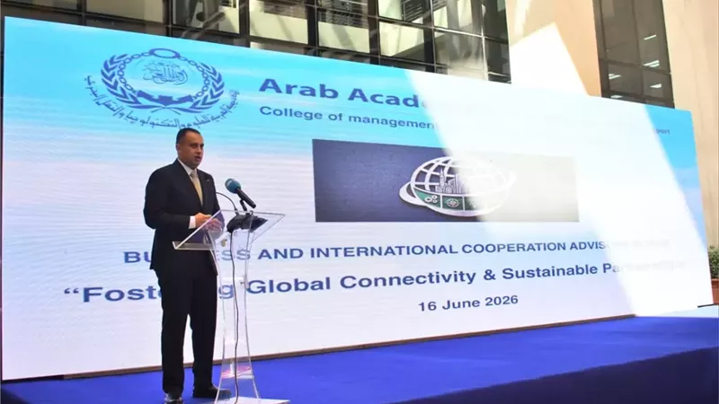 رئيس جهاز العلمين الجديدة يستعرض فرص الاستثمار بالمدينة .. صور