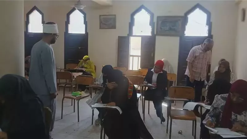 مدير الدعوة يتفقد اختبارات المركز الثقافي الإسلامي بالمنيا