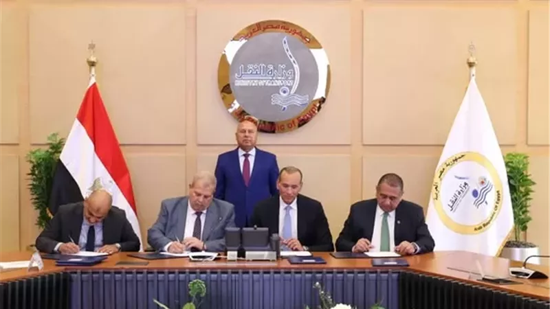 وزير النقل يشهد توقيع عقود تطوير وتحديث السكة الحديد