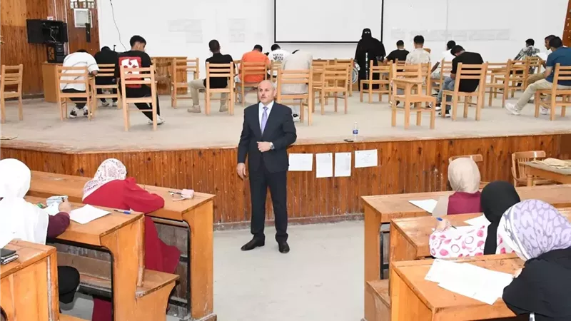 رئيس جامعة القناة يتفقد 30 لجنة امتحانية بالمعهد الفني للتمريض