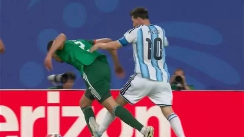 هل ميسي يستحق الطرد امام الجزائر..التحكيم يثير الجدل في مونديال العالم