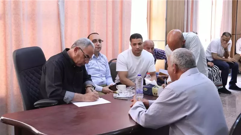 محافظ الإسماعيلية يلتقي الأهالي ويستعرض مطالبهم