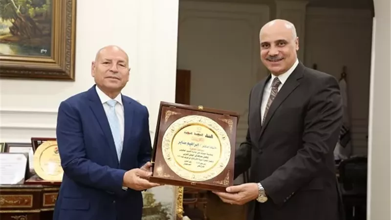 تكريم د. إبراهيم صابر لفوز (القاهرة) بعدة ألقاب عربية وافريقية وعالمية