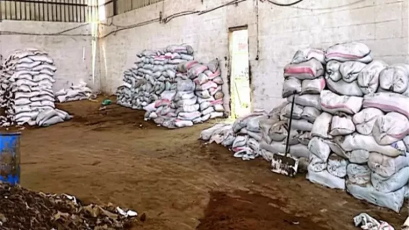 شرطة البيئة تضبط مصنعاً لإنتاج الأعلاف المغشوشة وبدون ترخيص بالمنوفية