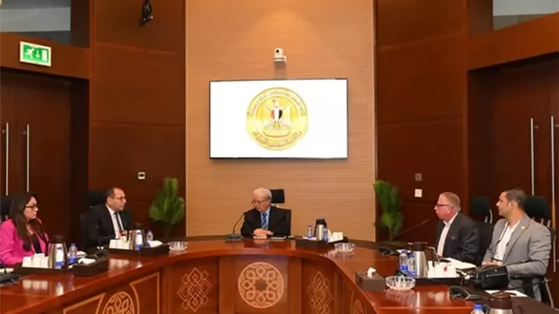 حسين عيسى: تطوير الغزل والنسيج أولوية وطنية لدعم الصادرات
