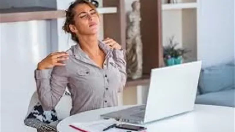 العمل من المنزل قد يدمر ظهرك بصمت .. 5 علامات تحذيرية لا يجب تجاهلها