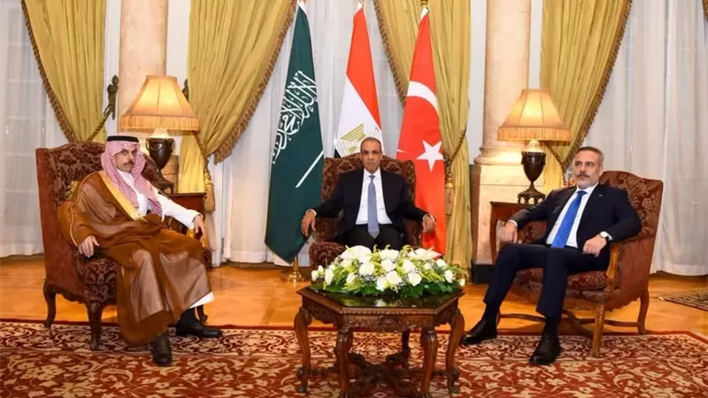 وزير الخارجية يعقد لقاءً ثلاثياً مع نظيريه السعودي والتركي