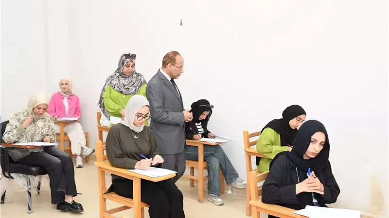 انتظام امتحانات كلية الألسن بجامعة قناة السويس