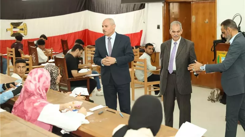 رئيس جامعة القناة يتفقد لجان امتحانات كلية الزراعة