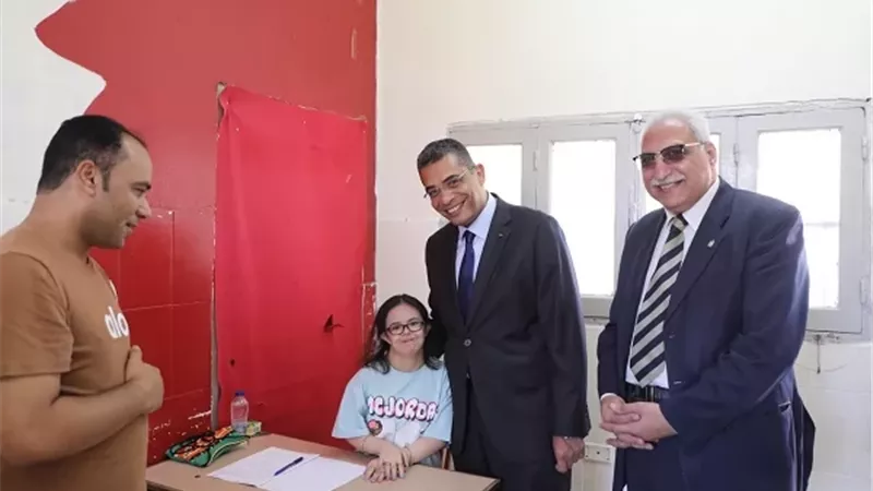 محافظ البحر الأحمر يتفقد لجان الثانوية العامة بالغردقة