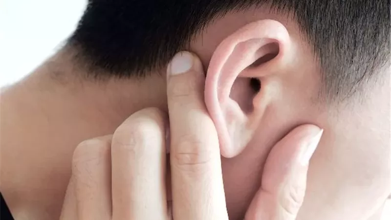 بعد السباحة.. علامات تحذيرية تكشف التهاب الأذن