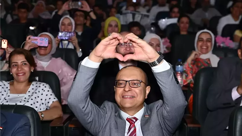 طلاب جامعة أسيوط يشاركون رئيسهم فرحة الحفل الموسيقي السنوي