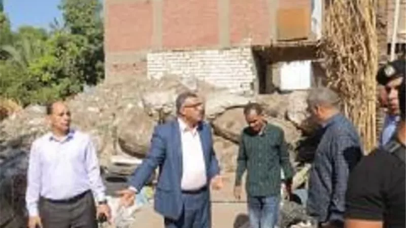 محافظ قنا يوجه بإزالة الإشغالات والباعة الجائلين بشوارع دشنا