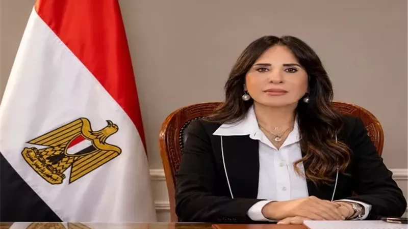 وزيرة الإسكان تتابع موقف تنفيذ المشروعات السكنية بمدن الشروق والع