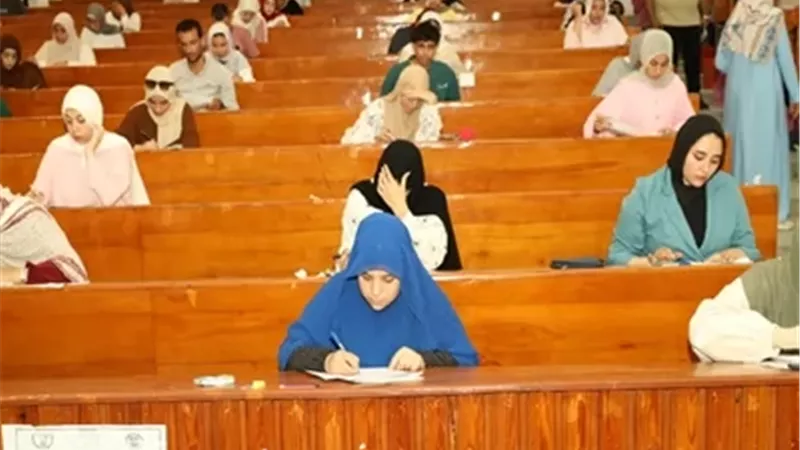 رئيس جامعة قناة السويس يتفقد انتظام الامتحانات بكلية الزراعة
