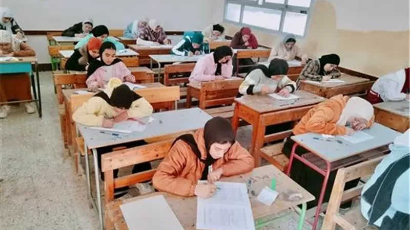 طلاب الثانويةالعامة يؤدون امتحان اللغة الأجنبية الثانية والاقتصاد