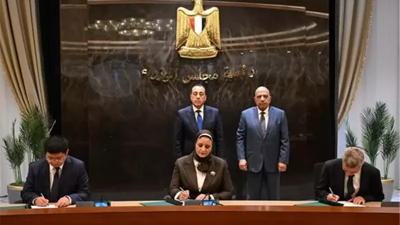 رئيس الوزراء يشهد توقيع اتفاقية لإنشاء أول مصنع لتوربينات الرياح