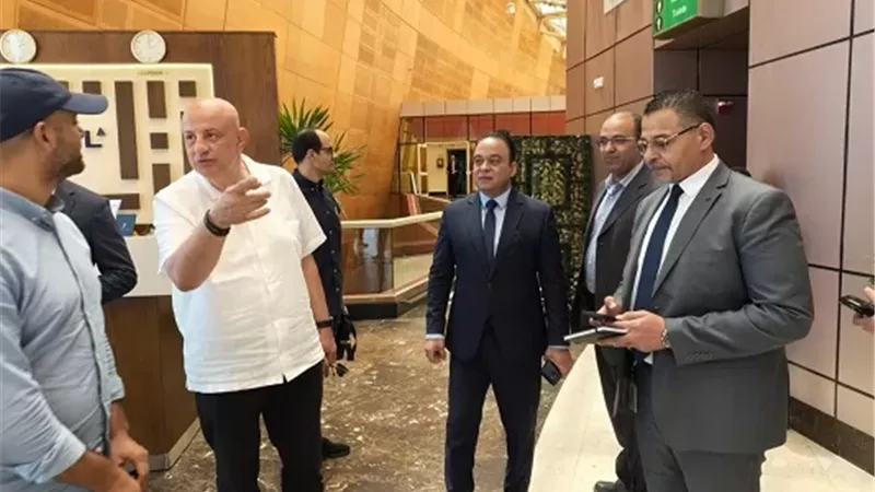 النشار يتابع مشروعات التطوير بمطاري شرم الشيخ والغردقة