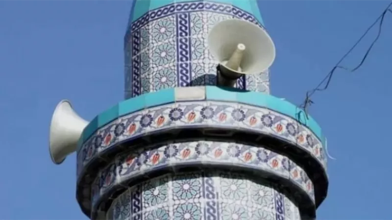 حكم إذاعة الصلاة والتواشيح والابتهالات عبر مكبرات الصوت