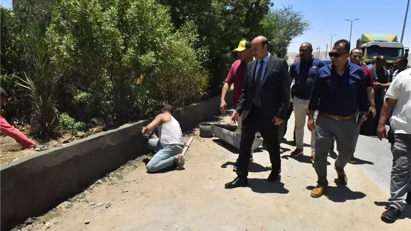 محافظ أسيوط يتغفد رفع كفاءة الطرق