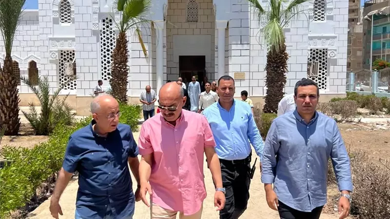 محافظ السويس يؤدي صلاة الجمعة ويلتقي الأهالي