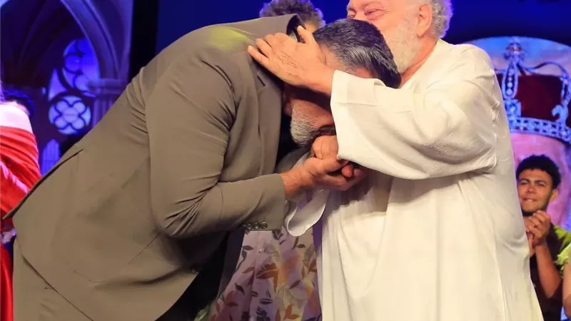 ياسر جلال يقبل يد يحيى الفخراني فى مسرحية 