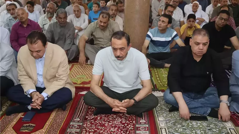 محافظ سوهاج يؤدي صلاة الجمعة ويستعرض مطالب الأهالي