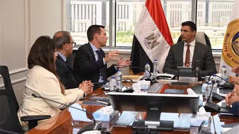 وزير الصناعة يبحث توسعات شنايدر إلكتريك وزيادة المكون المحلي لـ85%