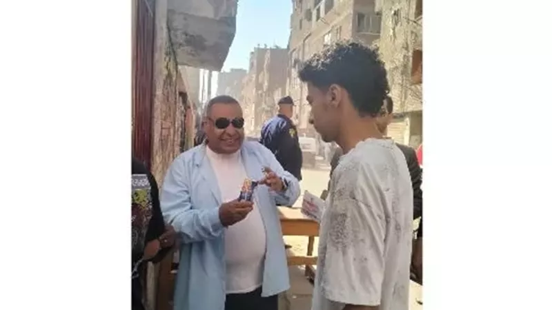 مدير تعليم غرب شبرا الخيمة يوزع العصائر والمياه على طلاب الثانوية