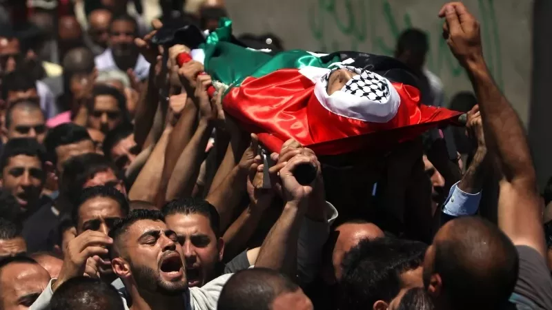 استشهاد 3 فلسطينيين بينهم طفل في قصف إسرائيلي على دير البلح