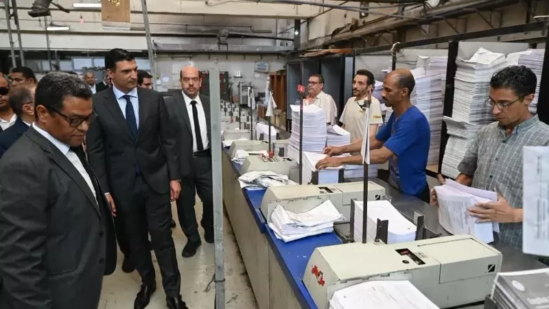 وزير الصناعة يتفقد عمليات الإنتاج بهيئة شئون المطابع الأميرية