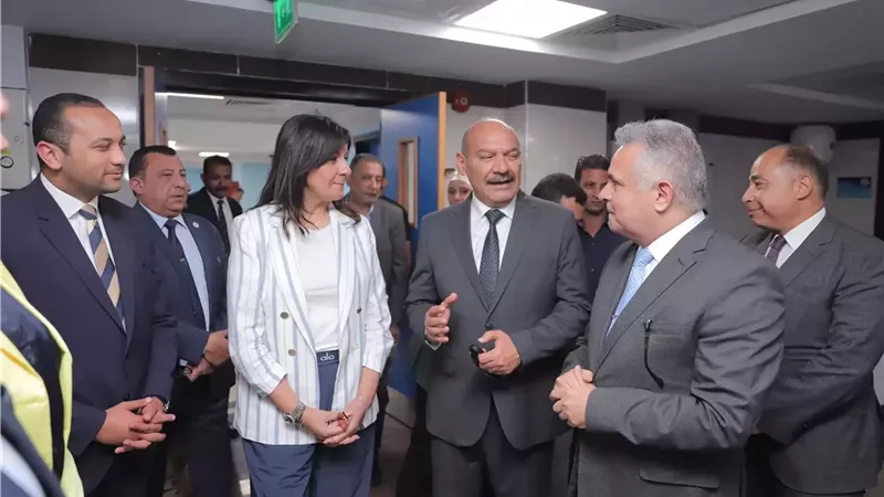 محافظ السويس والسفيرة نبيلة مكرم يتفقدان المستشفى الجامعى