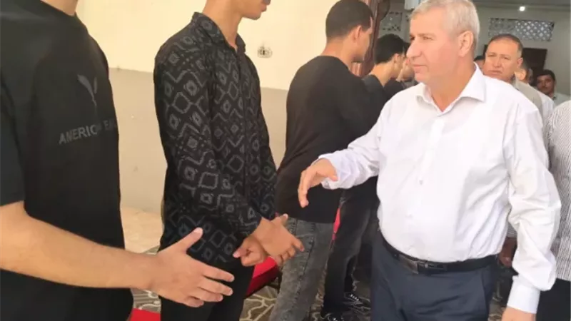 وكيل اول تعليم الشرقية يُؤدي واجب العزاء لاسرة جنا شهيدة العلم