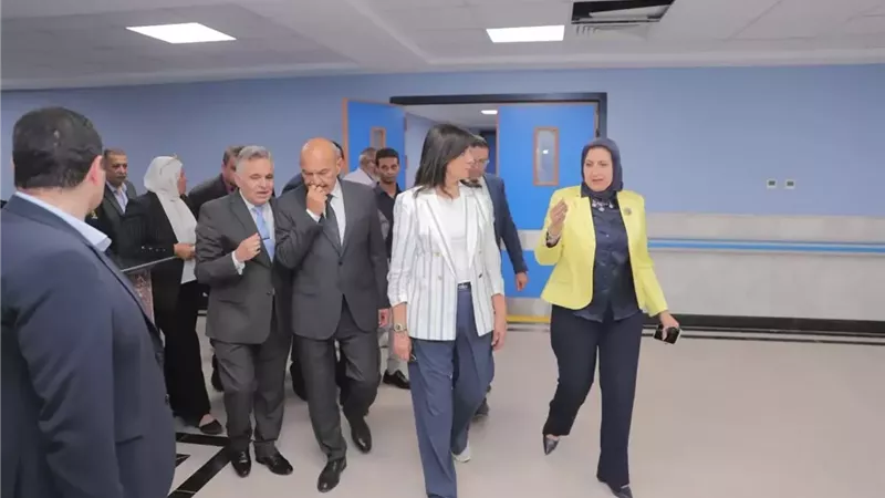رئيس الجامعة يستعرض الإمكانات والتجهيزات أمام السفيرة والمحافظ