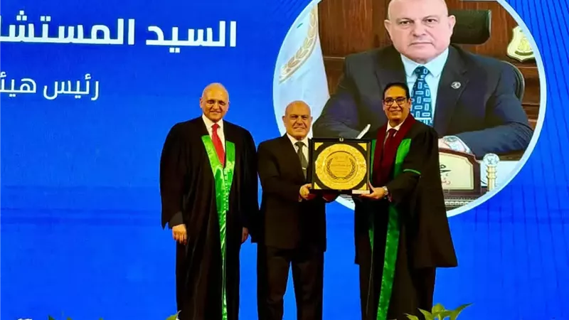 تكريم رئيس هيئة النيابة الإدارية خلال احتفالية كلية الحقوق بجامعة القاهرة