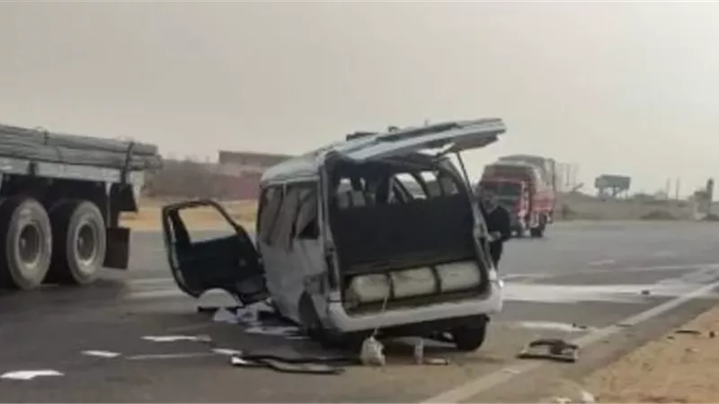 مصرع مواطن وإصابة 12 في انقلاب ميكروباص بقنا