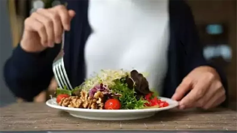 دراسة.. اتباع نظام غذائي مضاد للالتهابات يرتبط بانخفاض خطر الخرف