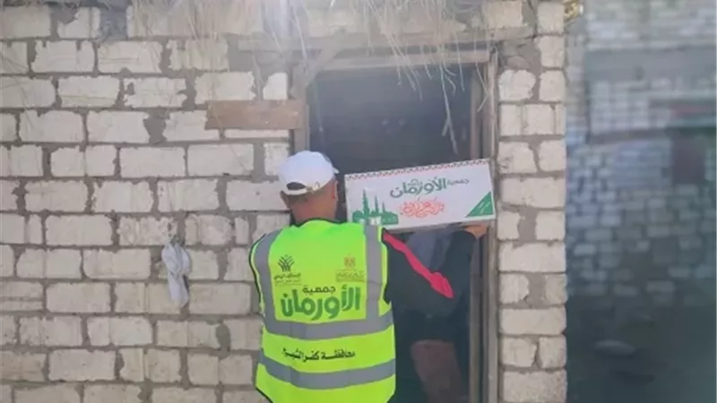 توزيع كراتين مواد غذائية على1700 أسرة بقرى مركز الحامول بكفرالشيخ