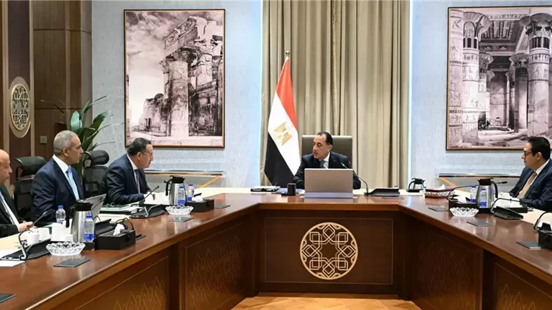 رئيس الوزراء يستعرض مخطط تطوير مستشفيات 