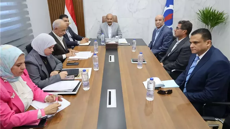 محافظ السويس يستعرض فرص تطوير مصر إيران ودعم الصناعة الوطنية