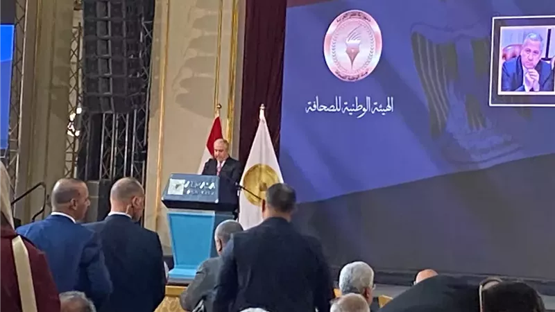 الهيئة الوطنية للصحافة تُهدي كتاب 